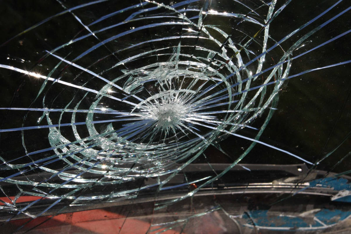windscreen-crack windscreen-crack